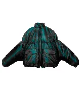 Campera bomber corta de tafeta capitoneada tornasol, con cuello alto, bolsillos cargo y corte holgado.
