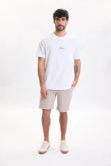 Bermuda clásica color visón de corte recto, con bolsillos laterales y traseros, confeccionada con tejido elástico para mayor comodidad.