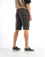 Bermuda cargo color negro de corte clásico, confeccionada en gabardina de algodón con lycra. Cuenta con bolsillos laterales con solapa y presillas para cinturón.