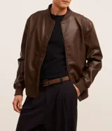 Cinturon reversible negro para hombre, de cuero sintetico con textura y hebilla metalica cuadrada de color plateado oscuro.