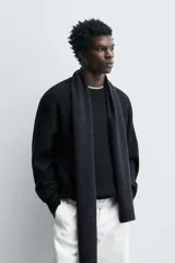 Jersey de punto con corte regular fit, cuello redondo y manga larga. Presenta un diseño de textura acanalada con acabados en rib en puños y bajo.
