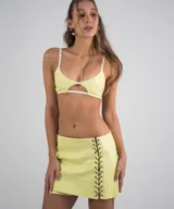 Minifalda marrón de cuero sintético con cordones laterales.