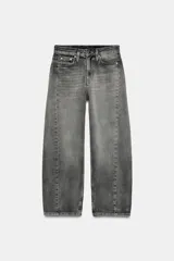 Jeans de tiro medio con corte relajado y largo al tobillo. Presenta diseño de cinco bolsillos, trabillas en la cintura y cierre frontal con cremallera y botón metálico. Posee un acabado con efecto lavado.