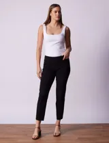 Pantalón recto color verde esmeralda de gabardina elastizada, marca Zac & Rachel. Pretina ancha con faja interna modeladora. Delantera con bolsillos simulados. Trasera con bolsillos ojal.