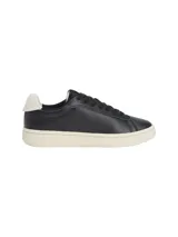 Zapatillas de tenis Tommy Jeans de corte bajo, confeccionadas en piel napa negra. Presentan cordones al tono, suela de goma color crema, panel a contraste en el talón y parche distintivo de la marca en el lateral.