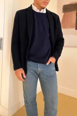 Blazer azul marino de alpaca con solapas de muesca, cierre de dos botones, bolsillo de parche en el pecho y bolsillos de parche en la cadera. Corte clásico.