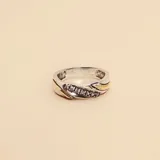 Anillo de plata con detalles en oro y circonias engarzadas. El ancho inferior de la alianza es de 3mm.