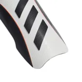 Canilleras Adidas Tiro League con placa protectora resistente y flexible, medias elásticas de compresión y refuerzo interior de EVA moldeada.