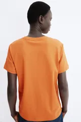 Remera de algodón de corte oversized, con cuello redondo y mangas cortas con hombros levemente caídos.
