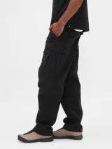Pantalón cargo de corte recto y holgado, color negro, con bolsillos laterales tipo cargo y bolsillos traseros.
