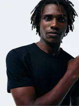 Camiseta celeste de corte slim, cuello redondo y manga corta.