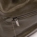 Bandolera verde oscuro de cuero sintético con textura. Tiene correa larga regulable, cierre superior y bolsillo frontal con cierre.