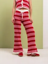 Pantalón acampanado tejido en algodón a rayas horizontales rojas y rosadas, con cintura elastizada y cordón de ajuste.