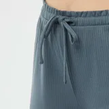 Pijama corto de dos piezas color gris, confeccionado en punto de canalé. Incluye una remera de manga corta y cuello redondo, y un short con cintura elástica.