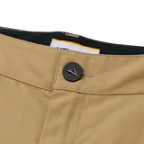 Pantalón chino color beige, de corte recto, con bolsillos laterales y traseros.