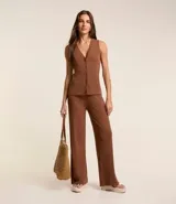 Pantalón ancho tipo pantalona de mujer, color marrón, confeccionado en tejido ribana acanalado de viscosa y elastano. Presenta cintura elástica.