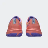 Championes de pádel Asics Gel Challenger 15, color coral con detalles en violeta y verde neón. Presentan un diseño técnico con suela de goma resistente, tecnología de estabilidad lateral y sistema de lazada para mayor sujeción.