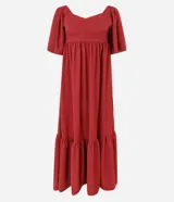Vestido midi color bordó, con escote en V, mangas cortas evasé y falda en capas con recorte tipo María. La parte trasera tiene elástico para un mejor ajuste. Confeccionado en viscosa certificada y poliamida.