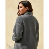 Campera de corderito color blanco, con cierre frontal completo, cuello alto y bolsillo frontal con cierre. Presenta un diseño forrado y cálido, ideal para la temporada de invierno.