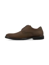 Zapato de vestir tipo derby en color marrón, confeccionado en cuero con acabado mate. Presenta cierre mediante cordones oscuros y suela de goma negra con detalle de costura a la vista.