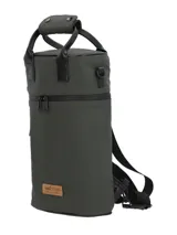 Matera de diseño vertical en color verde oliva, confeccionada en poliéster reciclado repelente al agua. Cuenta con cierre superior impermeable, doble asa de mano con broches a presión y un mosquetón lateral con cordón decorativo. Incluye un parche de cuero sintético con el logo de la marca en la parte inferior.