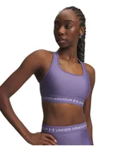 Top deportivo Under Armour de soporte medio, color violeta, con diseño de espalda cruzada y banda elástica inferior con logo de la marca. Confeccionado en tejido HeatGear de doble capa, de secado rápido y alta transpirabilidad.