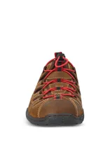 Sandalia deportiva de cuero marrón con aberturas laterales, costuras pespunteadas en contraste y sistema de ajuste rápido con cordones elásticos rojos. Cuenta con suela de goma negra y diseño cerrado en la puntera.