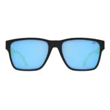 Lentes de sol Mormaii modelo Hong Kong, con armazón rectangular de acetato negro y cristales espejados en tono celeste.