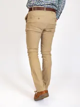 Pantalón chino azul marino de gabardina, corte slim fit, con bolsillos laterales y traseros.