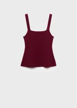 Top de punto fino color bordó, con tirantes anchos, cuello cuadrado y diseño evasé.