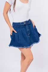 Mini falda de jean azul con pinzas y ruedo desflecado.