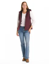 Chaleco de abrigo capitoneado color bordó, con capucha integrada, cierre frontal y bolsillos laterales con botón a presión. Presenta un diseño entallado con forro interior suave.