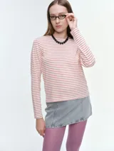 Remera de manga larga con cuello redondo, confeccionada en tejido de algodón con estampado de rayas horizontales finas en tonos gris y azul.