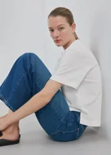 Camiseta blanca de cuello redondo y manga corta, con diseño oversize.