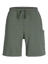 Short de jogging verde oliva con corte relajado, cintura elastizada con cordón ajustable y bolsillo lateral tipo cargo.