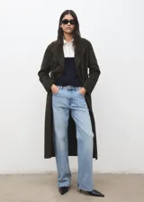 Jersey de punto de manga larga, con diseño bicolor en blanco y negro, cuello alto con cierre de cremallera corta.