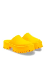 Zueco tipo mule color naranja, con plataforma y suela track.