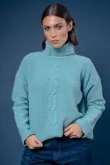 Buzo de cuello alto tejido en lana, con diseño de ochos en el centro y mangas largas con hombros caídos.