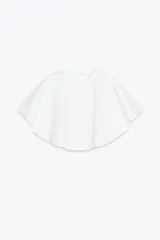 Camiseta blanca de algodón con efecto lavado, cuello redondo con rib y mangas cortas tipo capa.