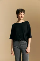 Remera de calce relajado con cuello redondo y mangas cortas de corte amplio. Confeccionada en tejido de viscosa con elastano, presenta una caída fluida y liviana.