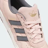 Championes de skate Adidas modelo Tyshawn II, color rosa con detalles en gris oscuro. Presentan un diseño estilizado con exterior de cuero y material sintético, suela de caucho y amortiguación EVA en el talón.