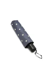Paraguas plegable de color azul con estampado de lunares blancos, cuenta con mango ergonómico negro y correa de sujeción.