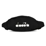 Riñonera negra con logo Diadora estampado en blanco en el frente.
