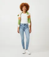 Pantalón de jean skinny liso, color celeste, con bolsillos delanteros y traseros.