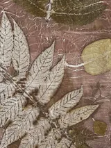 Mantel rectangular de lino y algodón con estampado de hojas en tonos tierra.