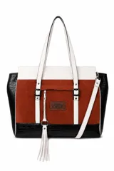 Bolso tipo tote de diseño tricolor, confeccionado en cuero vacuno con paneles en gamuza color óxido, cuero liso blanco y cuero con textura croco negro. Presenta doble asa superior, correa larga ajustable, bolsillo frontal con cierre y detalle de borla decorativa con aro metálico.