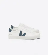 Championes Veja modelo Campo Leather, color blanco con logo lateral en azul.