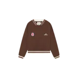 Buzo crewneck oversize marrón de Eme Studios, con cuello en V simulado, detalles en rib blanco y marrón en cuello, puños y ruedo. Presenta un parche redondo estampado en el pecho derecho y el logo de la marca bordado en el pecho izquierdo.