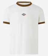 Remera blanca de algodón, modelo baby tee, con mangas cortas, cuello redondo y detalles contrastantes en marrón. Presenta un pequeño logo gomoso con la palabra "Lucky" en el centro del pecho.