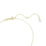 Colgante dorado con dos aros entrelazados, uno de ellos con pavé de cristales blancos. La cadena tiene un cristal Swarovski en el extremo.